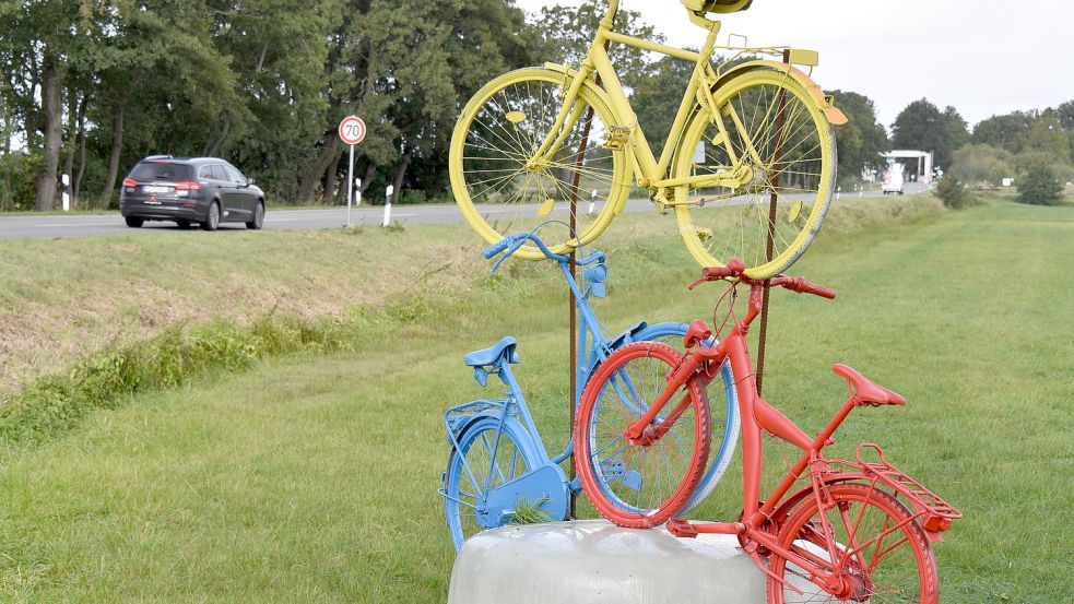 Bunt lackierte Räder entlang der Landesstraße 21 weisen auf den nicht vorhandenen Radweg hin. Die Einwohner der Ortschaften Potshausen, Holte und Stickhausen organisierten kürzlich auch eine Protestaktion für den Bau des Radweges. Foto: Zein