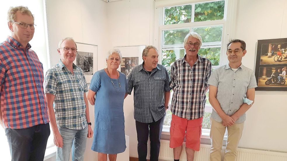 Stellen ihre Werke aus (von links): Jakobus Bollen, Albert Kruse, Uschi Gertz-Wellmann, Peter Bösken, Heino Gertz-Wellmann und Udo Löbbers. Foto: privat