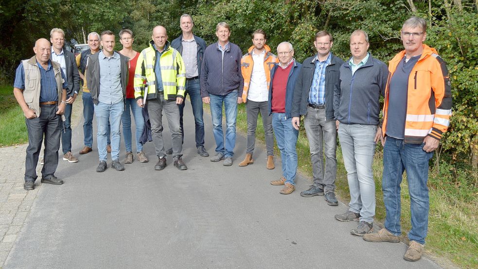 Das Foto zeigt die Teilnehmer der Abnahmekommission in der Straße Königskiel beim Wasserwerk in Collinghorst. Hier wurde auf einer Länge von 1010 Metern eine neue Asphaltdecke aufgebracht. Foto: Weers