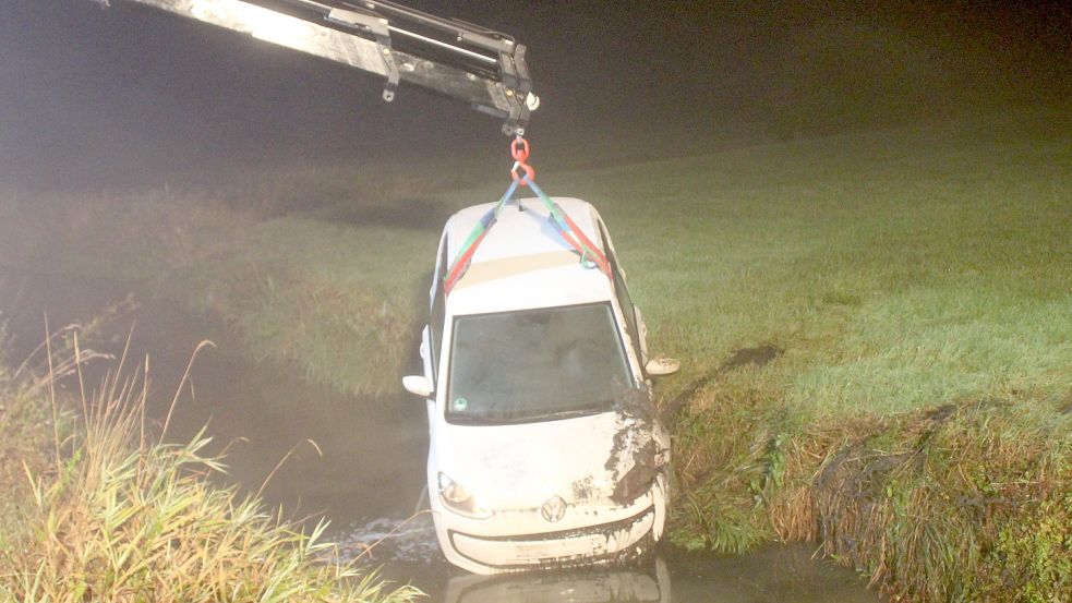 Der Wagen war in einen Graben geraten. Bild: Feuerwehr