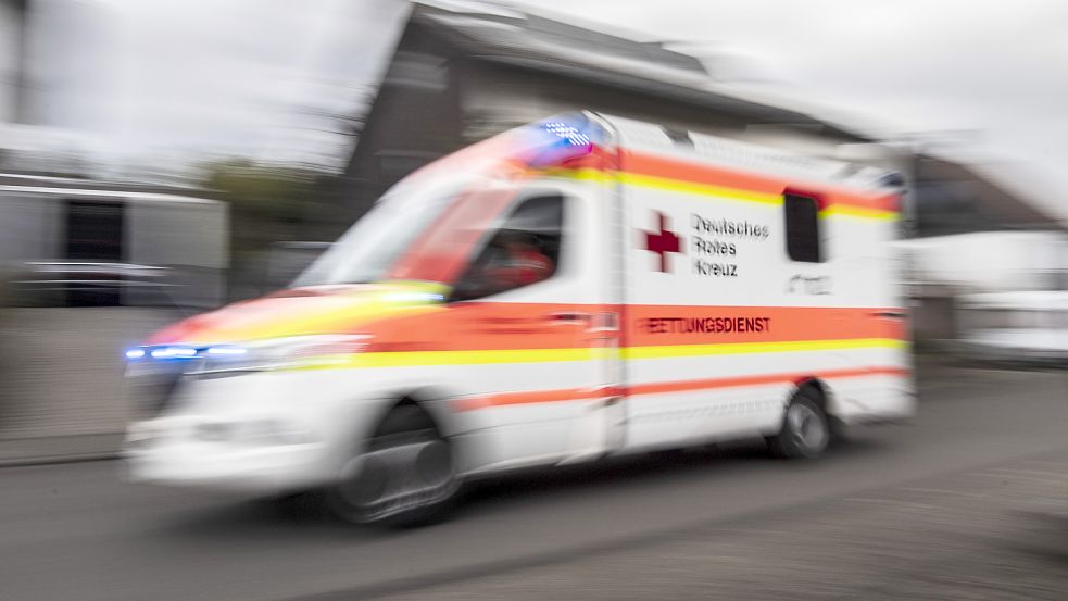 Mit einem Rettungswagen wurde der Ostrhauderfehner in ein Krankenhaus gebracht. Symbolfoto: Roessler/DPA