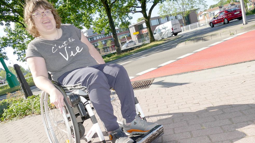 „C'est la vie" oder auf Deutsch auch „So ist das Leben" steht auf Julia Friesens T-Shirt. Doch manches ließe sich noch verbessern, meint die 39-Jährige. Zum Beispiel könnten am Kreisel in Rhauderfehn einige Übergänge verbessert werden, damit sie als Rollstuhlfahrerin diese gefahrlos überqueren kann. Foto: Wieking