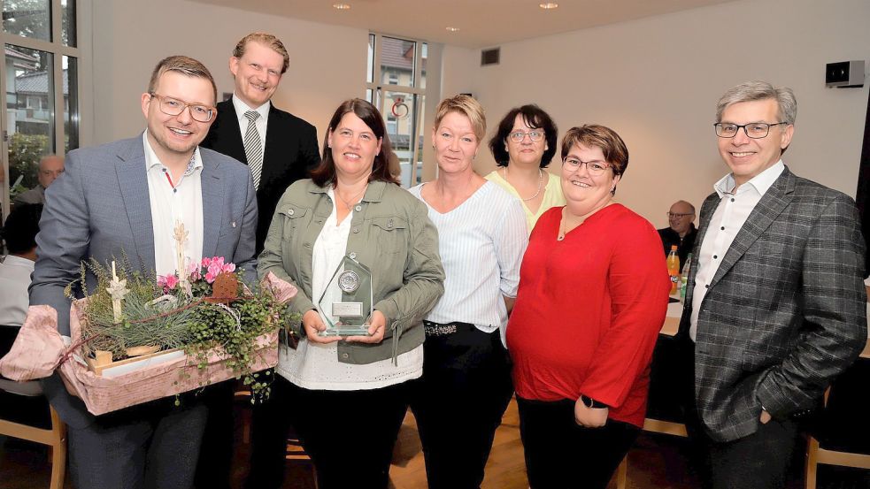 Im kleinen Kreis feierte das Katholische Bildungswerk Barßel den Geburtstag. Dazu gratulierten zahlreiche Gästen(von links) Nils Anhuth, Carsten Huslage, Birgit Bethge, Carmen Grüssing, Heike Hartung, Marion Oldenburg und Ludwig Frye. Foto: Passmann