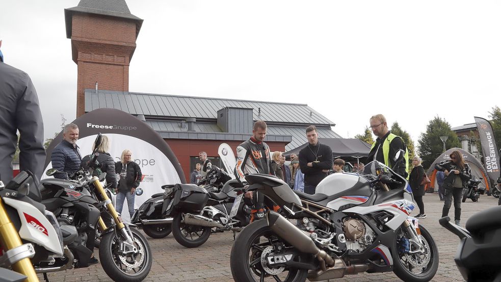 Motorradfreunde gaben sich am vergangenen Wochenende auf dem Herbsttreff bei Harley-Händler Dieter Börjes in Augustfehn ein Stelldichein. Foto: Passmann