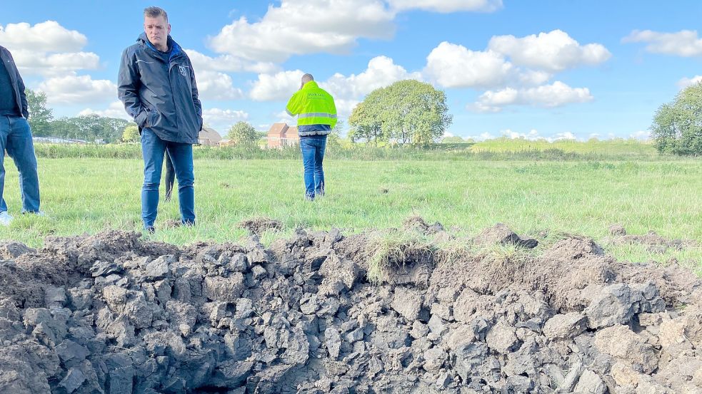 Die Mitarbeiter der Stadt schauten sich nach der Sprengung den Krater an. Foto: Kierstein
