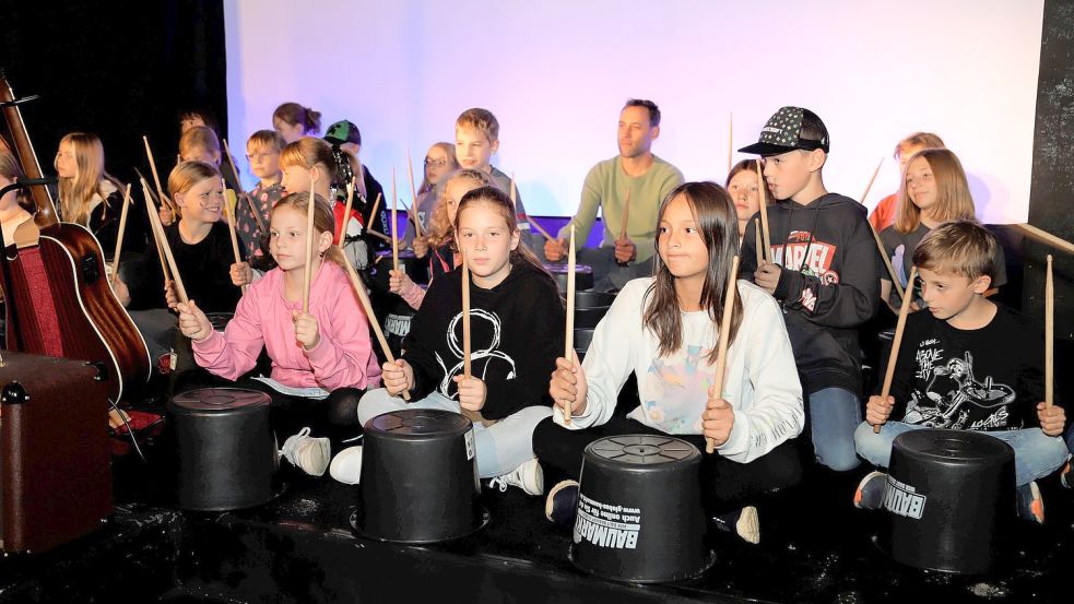 In der Kultur-Scheune auf dem Carolinenhof wurde getrommelt, was die Eimer hergaben. Foto: Passmann