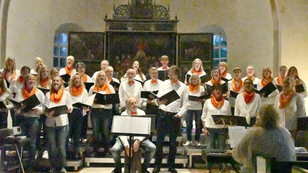 Der Chor Akzente hatte zum Jubiläumskonzert nach Backemoor eingeladen. Foto: Scherzer