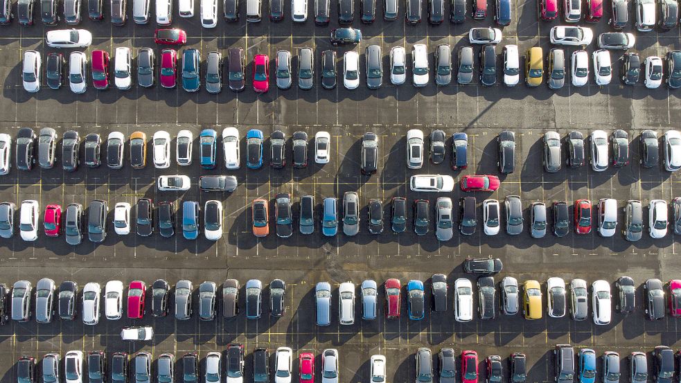 Immer mehr Flächen für Parkplätze werden nötig, da die Deutschen sich immer mehr Autos anschaffen. Foto: imago images/photothek