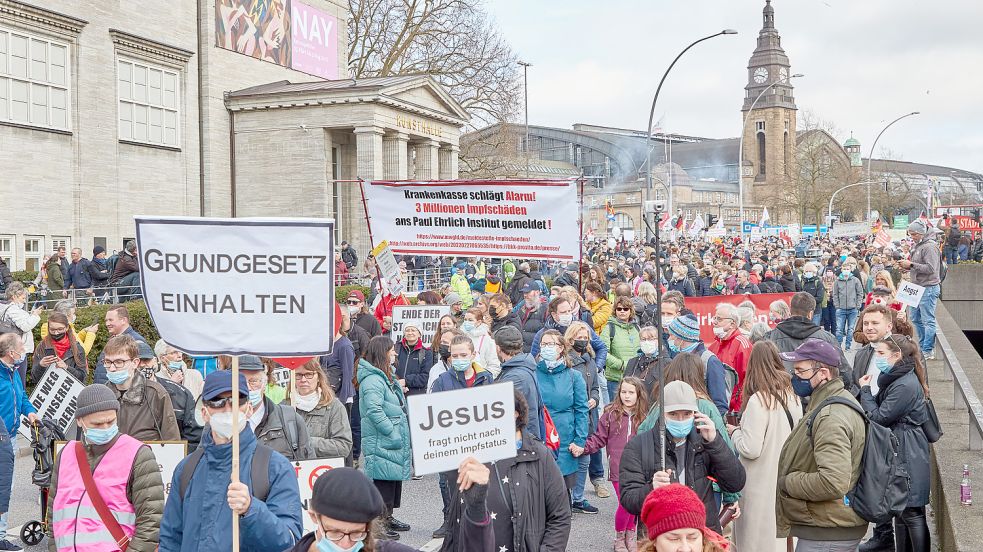 Laut einer aktuellen Studie neigt eine Gruppe ganz besonders zu Verschwörungen. Foto: dpa/Georg Wendt