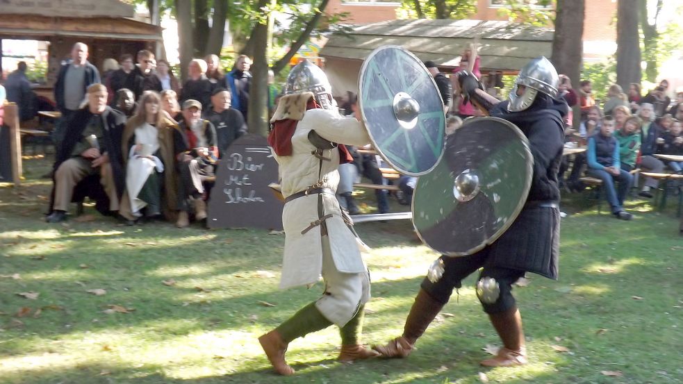 Die Schwertkämpfe lockten in den vergangenen Jahren zahlreiche Zuschauer in den Stadtgarten. Fotos: Archiv