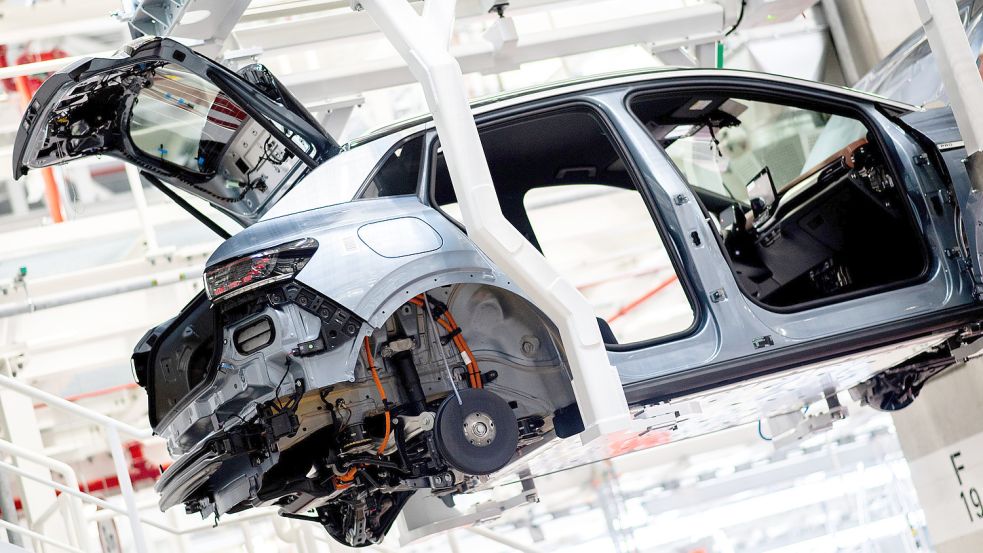 Die Karosserie für einen VW ID.4 wird auf einem Transportsystem durch eine Halle im Volkswagen-Werk Emden transportiert. Beim Autobauer wird bald neu über den Haustarif verhandelt. Foto: Dittrich/DPA