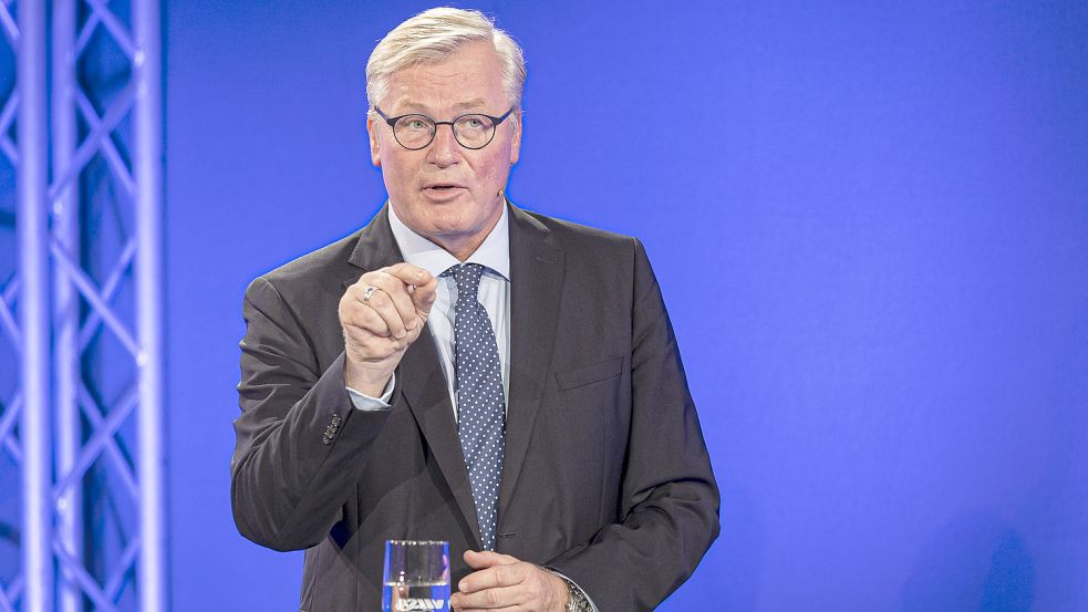 Hätte für TV-Interviews nach der Landtagswahl Niedersachsen am 9. Oktober 2022 auch zur Messe Hannover fahren sollen: CDU-Spitzenkandidat Bernd Althusmann. Foto: Moritz Frankenberg/dpa