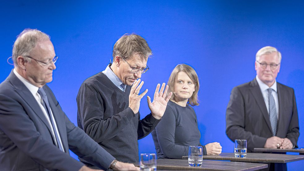 Stephan Weil (SPD), Stefan Birkner (FDP), Julia Willie Hamburg (Bündnis 90/Die Grünen) und Bernd Althusmann (CDU, v.l.n.r.), Spitzenkandidaten ihrer Parteien für die anstehende Landtagswahl in Niedersachsen am 9. Oktober 2022, wollen am Wahlabend für TV-Interviews nicht ganz zum Messegelände in Hannover fahren. Foto: Moritz Frankenberg/dpa