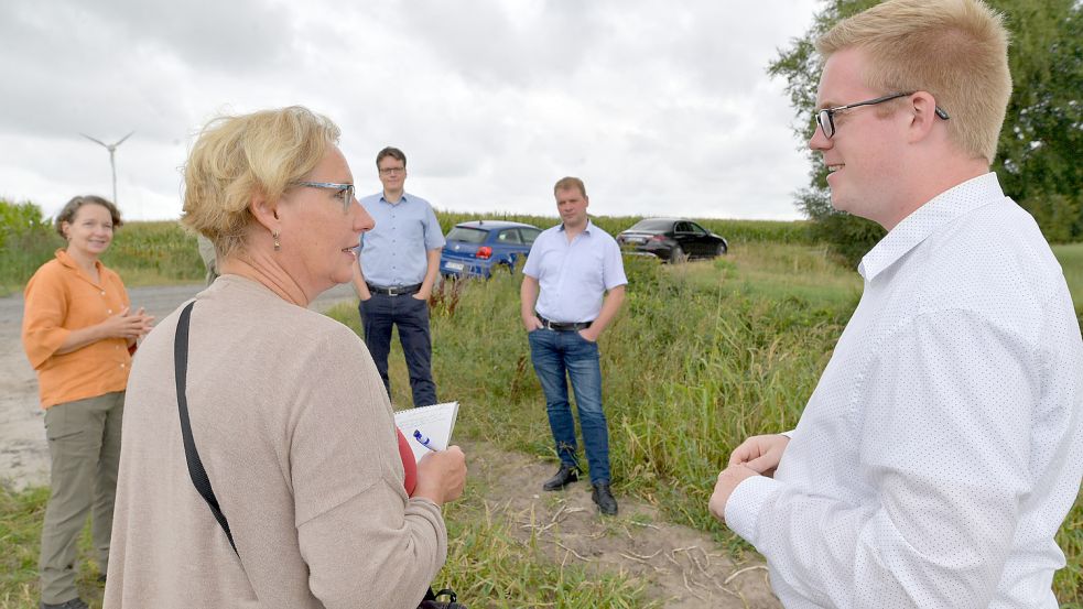 Auf einem Kartoffelacker im Saterländer Westermoor tauscht sich der Landtagskandidat der CDU für den Wahlkreis 66 Cloppenburg-Nord, Lukas Reinken aus Friesoythe (rechts), im Beisein von GA-Redakteurin Astrid Fertig (2. von links) über die Wiedervernässung von Moorflächen aus mit der Prokuristin des Torfwerks Moorkultur Ramsloh, Silke Kumar (links), dem Vorsitzenden des CDU-Gemeindeverbands Saterland, Markus Janssen (Mitte), und Landwirt Gerd Wahl, der die Moorfläche beackert. Fotos (2): Ortgies