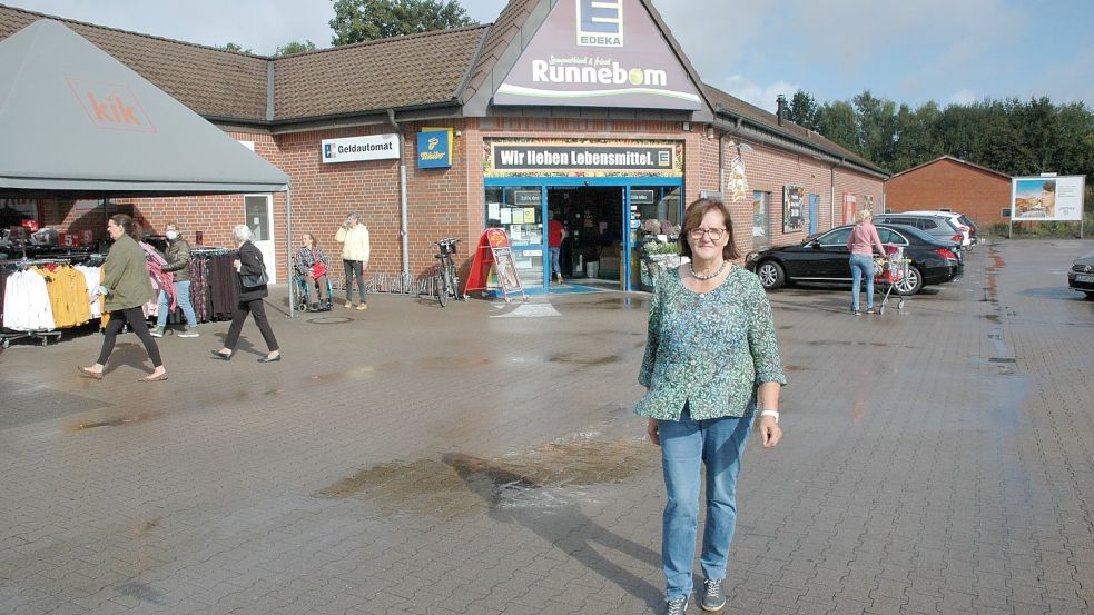 Hedwig Maaßen-Plöger stand ihrer Freundin bei. Sie ist der Ansicht, dass der Eingang des Supermarktes hätte abgesperrt werden müssen, während die Schwerverletzte versorgt wurde. Foto: Kaiser