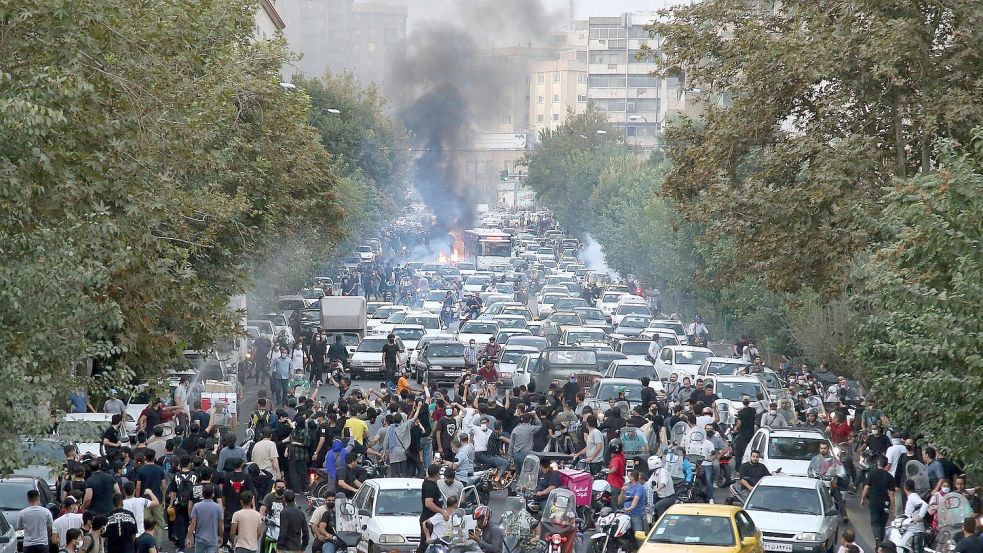 Demonstranten in der Innenstadt von Teheran skandieren Parolen gegen den Tod der 22-jährigen Iranerin Mahsa Amini. Foto: Uncredited/AP/dpa