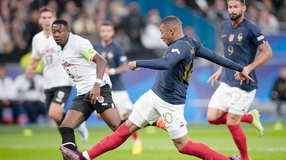 Die Franzosen um Kylian Mbappé (M.) setzten sich gegen Österreich durch. Foto: Christophe Ena/AP/dpa
