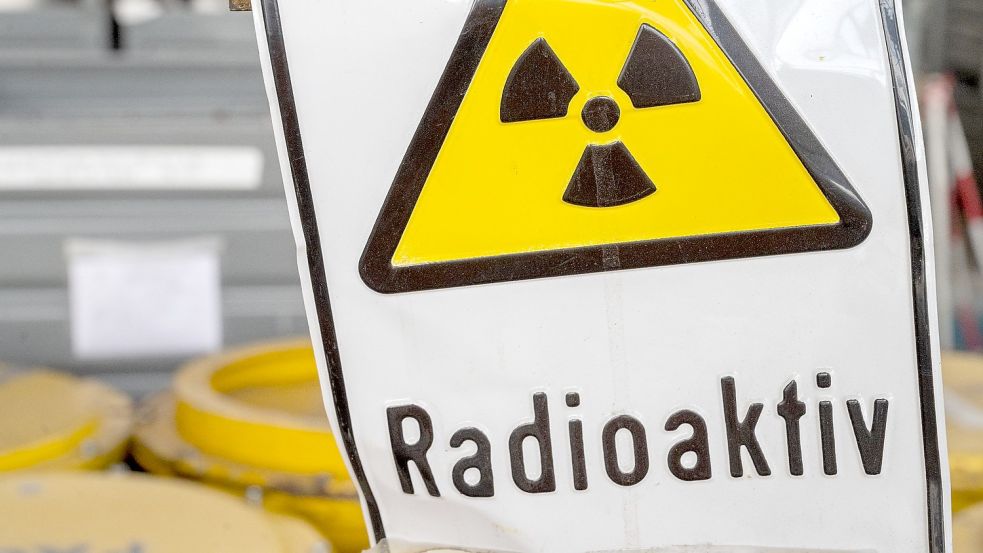 Ein Warnschild mit der Aufschrift „Radioaktiv“ steht in Block 3 des Kernkraftwerks „Bruno Leuschner“ in Lubmin. Foto: Stefan Sauer/dpa