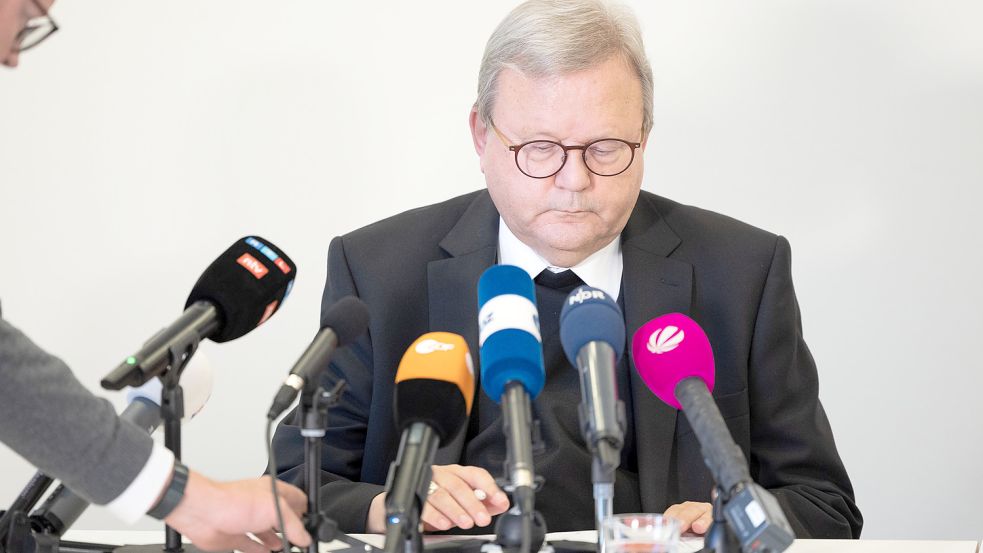 Bischof Franz-Josef Bode spricht bei einer Pressekonferenz über einen Zwischenbericht der Universität Osnabrück zu sexualisierter Gewalt im Bistum Osnabrück. Foto: Friso Gentsch/dpa