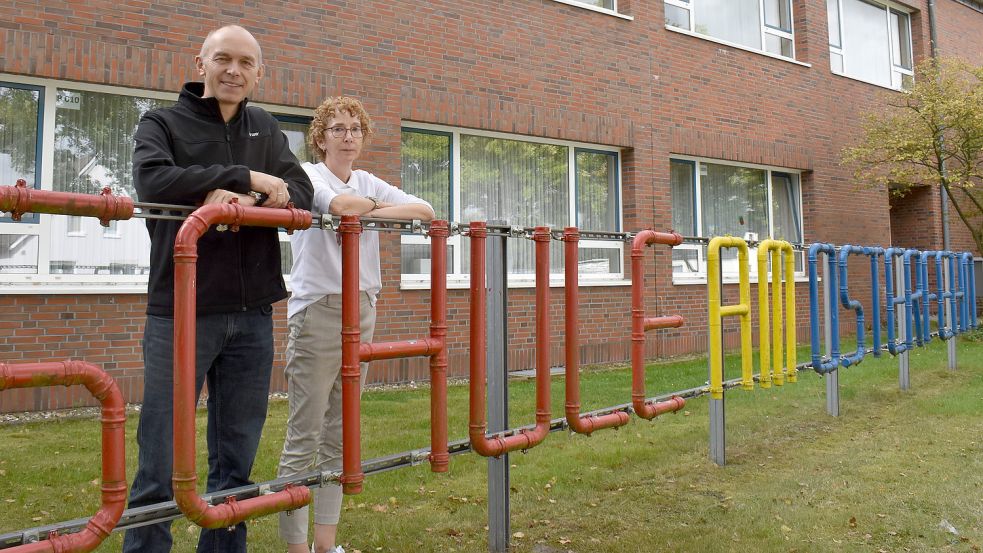 Der Schulleiter Ludger Mählmann und seine Stellvertreterin Helene Bollen stehen vor der Schule am Osterfehn. Foto: Zein