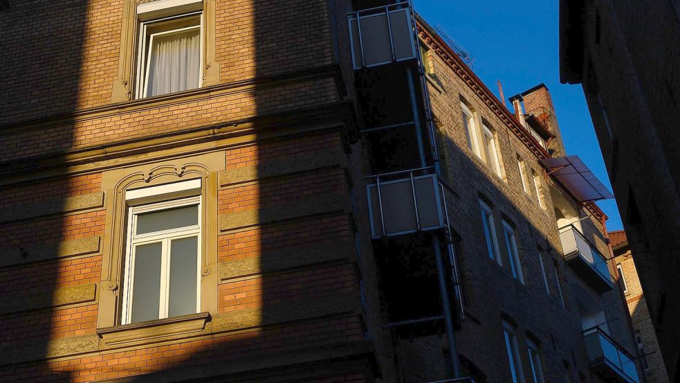 Die Sonne scheint zwischen zwei Häusern auf Fenster von Wohnungen. Foto: Sebastian Gollnow/dpa