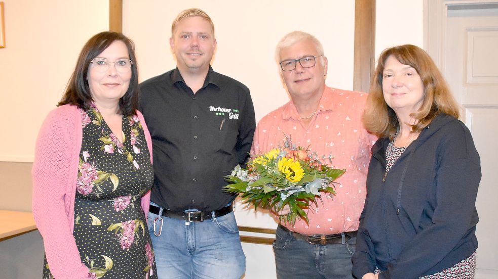 Gruppenfoto nach der Wahl: Holger Schütte (Zweiter von links) ist neuer Vorsitzender des Handels- und Gewerbevereins (HGV) Ihrhove. Der 36-jährige Unternehmer tritt die Nachfolge von Horst Fischer (Zweiter von rechts) an, der nicht wieder kandidiert hatte. Dietlind Niedermayer (links) wurde einstimmig als 2. stellvertretende Vorsitzende im Amt bestätigt, ebenso wie Ursula Schröder (rechts) als 3. stellvertretende Vorsitzende. Foto: Ammermann