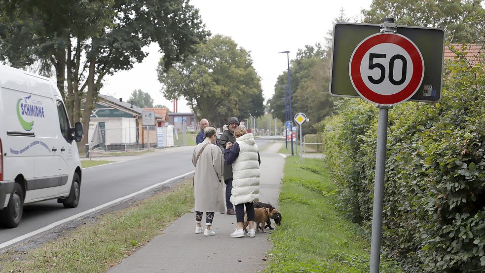 Mit einem Verkehrsschild, das die erlaubte Höchstgeschwindigkeit von 50 Stundenkilometern innerorts anzeigt, reagierte die Straßenmeisterei in Friesoythe darauf, dass in Barßel mehrere Ortsschilder gestohlen worden sind - hier an der Deichstraße in Barßelermoor. Foto: Passmann