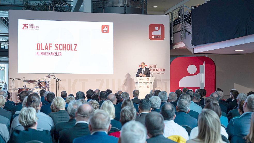 Kanzler Scholz hält bei der Feier zum 25-jährigen Bestehen der Gewerkschaft IG BCE in Hannover eine Rede. Foto: Moritz Frankenberg/dpa