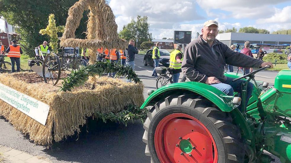 Joachim Winterbur aus Völlnerkönigsfehn führt mit dem traditionellen Motivwagen des Landwirtschaftlichen Zweigvereins den Festzug im Schritttempo an. Foto: Wieking