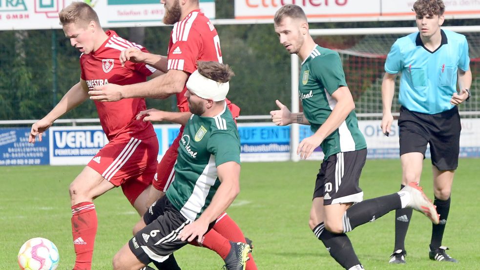 Viele Zweikämpfe prägten die kampfbetonte Partie. Fotos: Damm