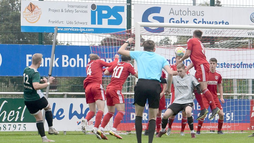 Keno Buß trifft zum 2:0 für Pewsum.