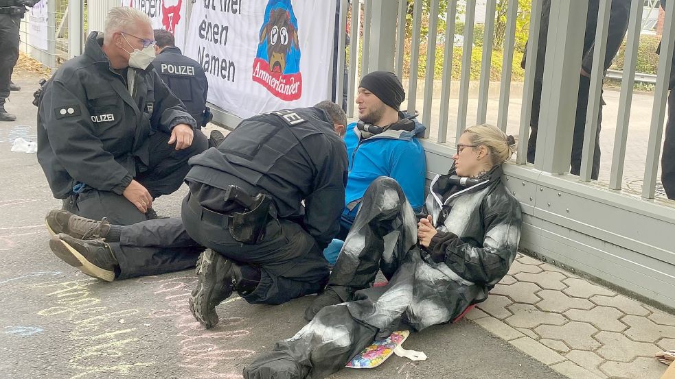 Eine festgeklebte Person wurde von der Polizei gelöst. Foto: Heinig