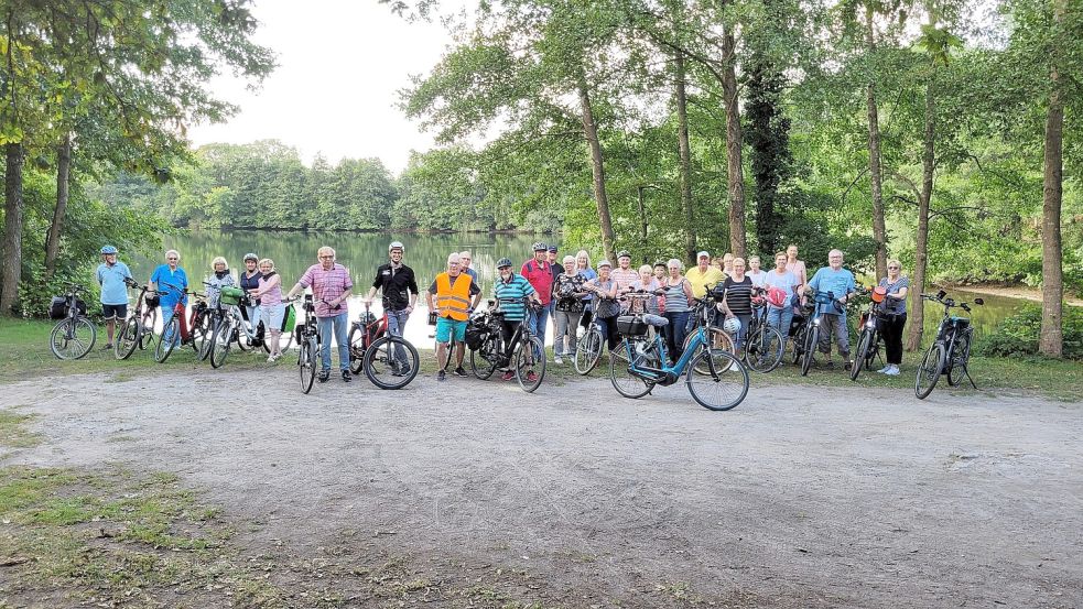 Während einer Abendtour vom Radel-Treff fürs Stadtradeln machten die Teilnehmer bei „Jonnys Kuhle“ in Collinghorst eine Pause. Das Foto hat Horst Tinnemeyer aus Ostrhauderfehn eingereicht. Foto: Privat