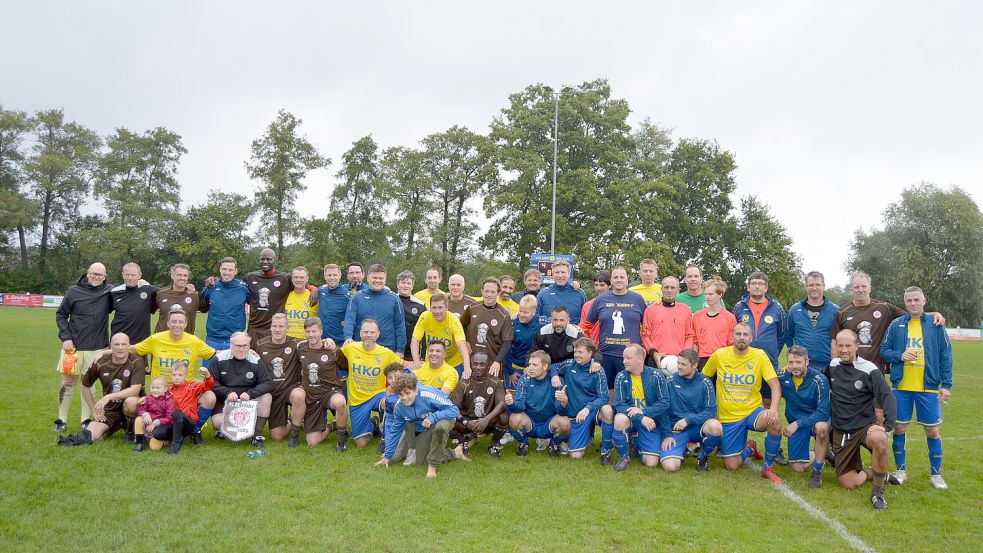 Die Overledinger Allstars und die St. Pauli Allstars hatten beim anschließenden Gruppenbild ihren Spaß. Fotos: Weers