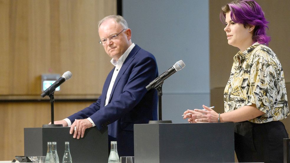 Bei „Jugend debattiert“ mussten sich die Spitzenkandidaten zur niedersächsischen Landtagswahl prüfen lassen: Hier SPD-Kandidat Stephan Weil (links) von Stella Wolke. Foto: dpa/Julian Stratenschulte