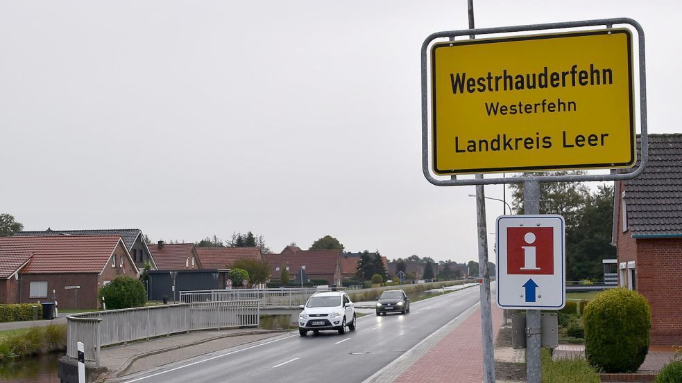 Der für die Kreisstraße zuständige Landkreis Leer hat in Absprache mit der Gemeinde Rhauderfehn das Ortseingangsschild aus Richtung Großwolderfeld kommend versetzt. Bislang stand das Schild in der Nähe der Firma Natelberg am Rajen. Jetzt steht es im Bereich der Autobrücke über dem Rajenkanal zur Glansdorfer Straße.