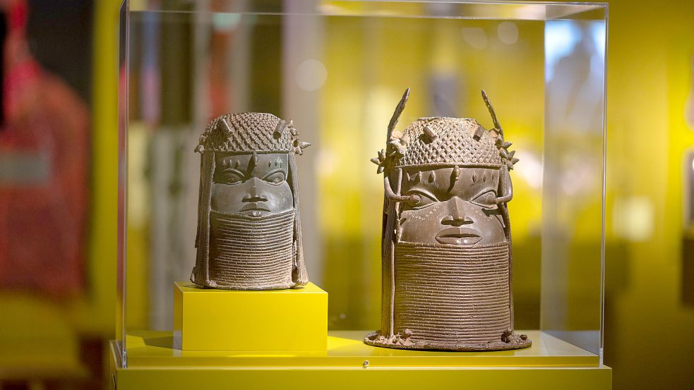 Gedenkköpfe eines Königs aus dem Königreich Benin im Hamburger Museum am Rothenbaum. Foto: Daniel Reinhardt