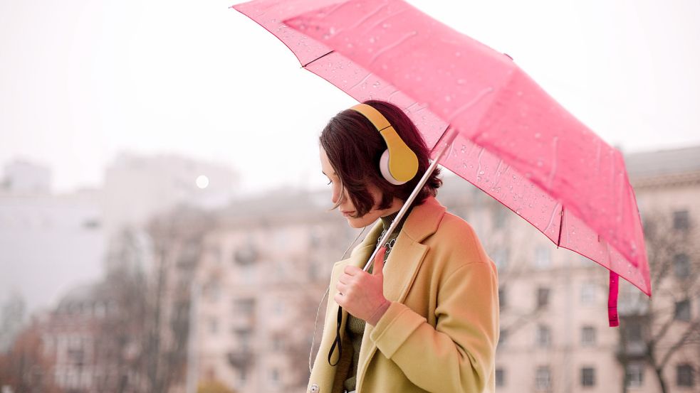 Ein grauer Herbst kann das Gemüt belasten. Dass man sich mal traurig fühlt, ist ganz normal. Doch wenn das Gefühl der Leere bleibt, braucht man Hilfe. Foto: imago images/Cavan Images