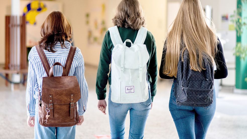 Unterwegs zum Unterricht: Die Schülerinnen Ronja, Inga und Maren finden es gut, dass künftig auch Jungs an der Schule unterrichtet werden sollen. Fotos: Dittrich/dpa