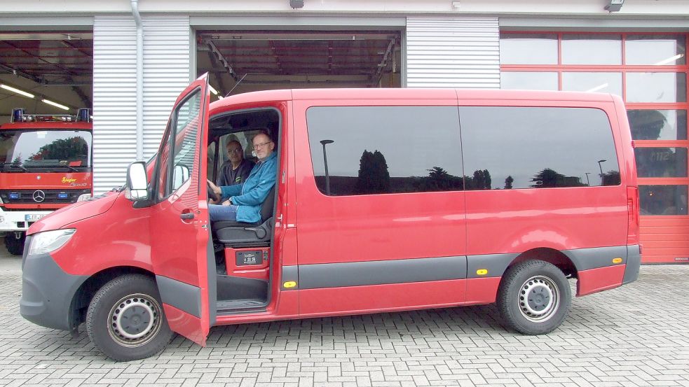 Ortsbrandmeister Bernd Haskamp und der stellvertretende Ortbrandmeister Ludger Böning haben den neuen Mannschaftstransportwagen der Feuerwehr Rhauderfehn persönlich von Bayreuth nach Westhauderfehn überführt. Foto: Scherzer