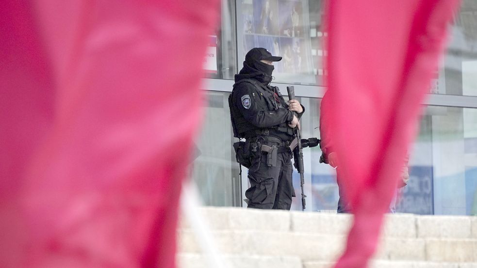 Scheinreferendum in Luhansk: Ein Polizist des russischen Innenministeriums bewacht ein Wahllokal. Foto: AP/dpa