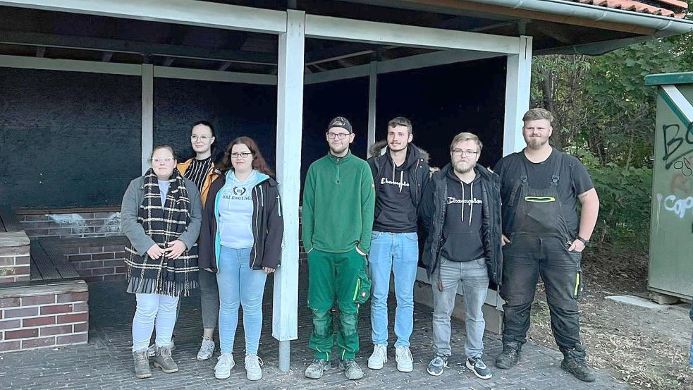 Die Schutzhütte an der Schulstraße wurde durch das Team Bär renoviert (von links) : Marielies Huntemann, Lea Bretgeld, Aileen Greve, Sören Meyer, Justin Hohmann, Patrick Bär, Michael Guttmann. Foto: Passmann