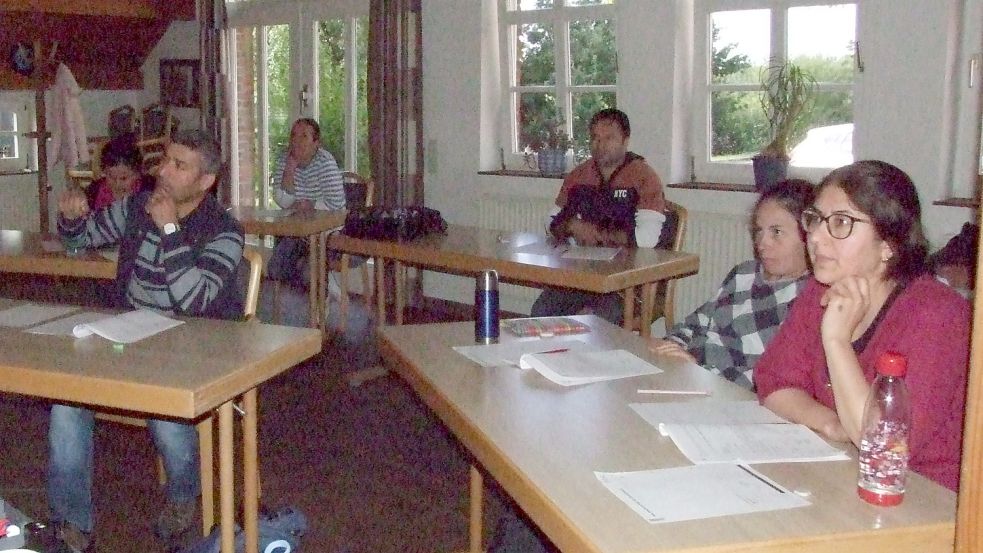 Ein Fortgeschrittenen-Kurs für Flüchtlinge bei Dozentin Ulrike Beckschewe findet im Gulfhaus in Ostrhauderfehn statt.