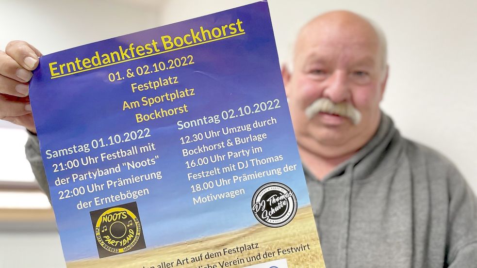 Hermann Wellens mit dem Plakat zum Erntedank-Wochenende. Der SED-Vorsitzende hofft auf viele Besucher an den beiden Festtagen. Foto: Janßen