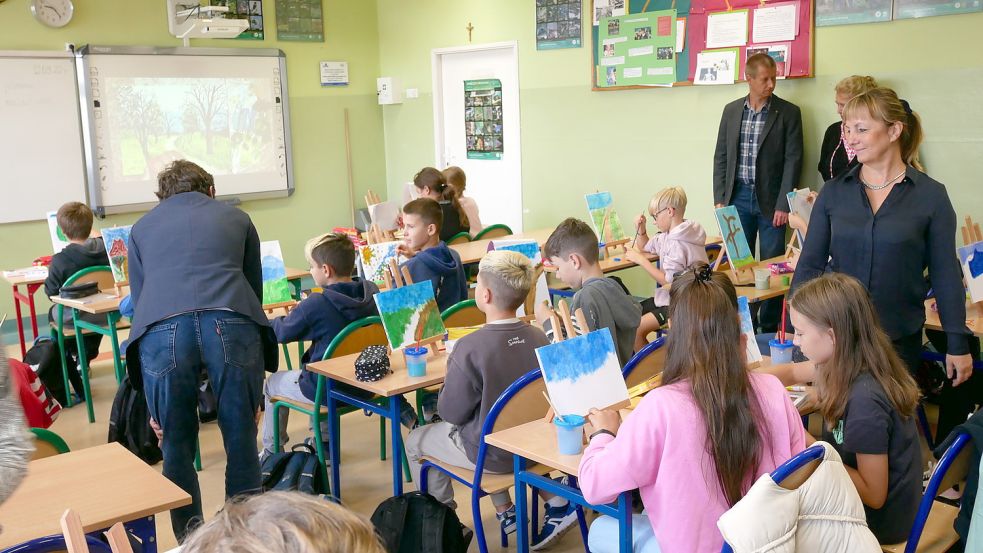 Besuch in der Schule: Mit modernen Methoden wird im Kunstunterricht in der Grundschule von Sroda Slaska gearbeitet. Foto: Miriam Kösters/HRS Saterland