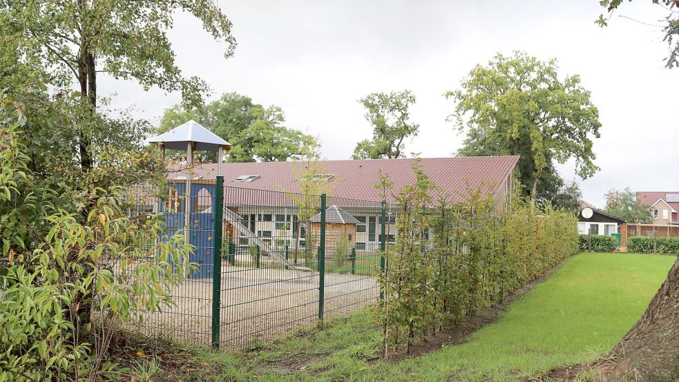 des Anstoßes in der Einwohnerfragestunde des Rates der Gemeinde Saterland: Die Abgrenzung zwischen dem Grundstück von Dr. Michael Kramer und dem Kindergarten. Der Wall ist weg. Der Zaun und die Hecke stehen. Dier Lichtschutz noch nicht. Foto: Passmann