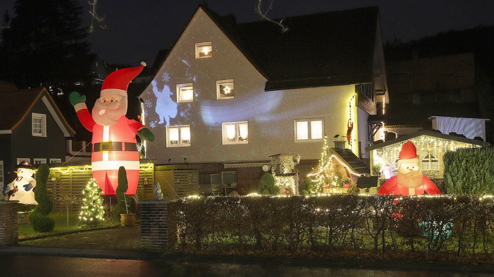 Für viele Menschen in Deutschland gehört die Weihnachtsbeleuchtung zur Winterzeit dazu. Foto: imago images/Rene Traut