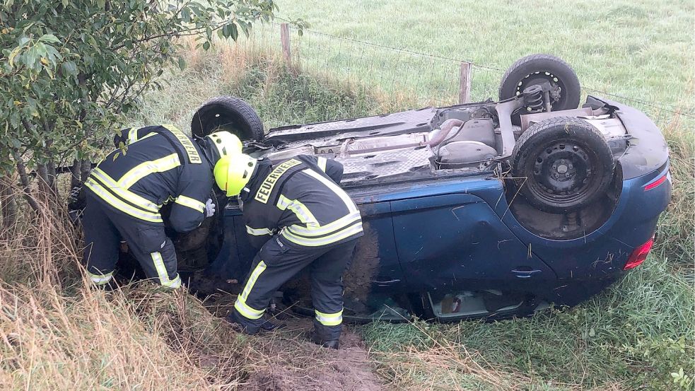 Das Auto kam auf dem Dach zum Liegen. Fotos: Stadt Papenburg/Feuerwehr