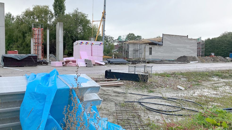 Auch das Autohaus ist schon zu erkennen, aber noch ist viel zu tun. Foto: Kierstein