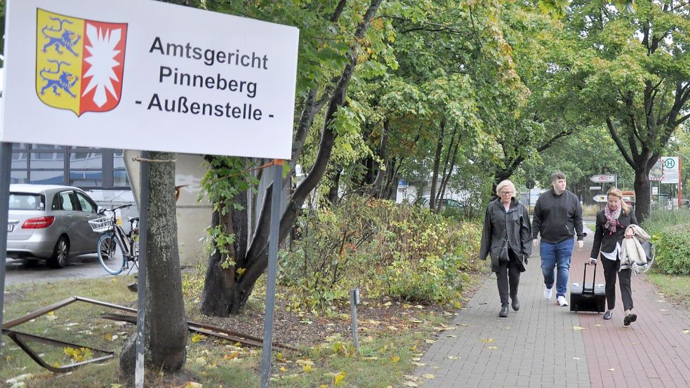 Showdown im Unterhaltsstreit: Claudia Effenberg mit ihrem Sohn und der Anwältin auf dem Weg ins Gericht. Foto: André Lenthe